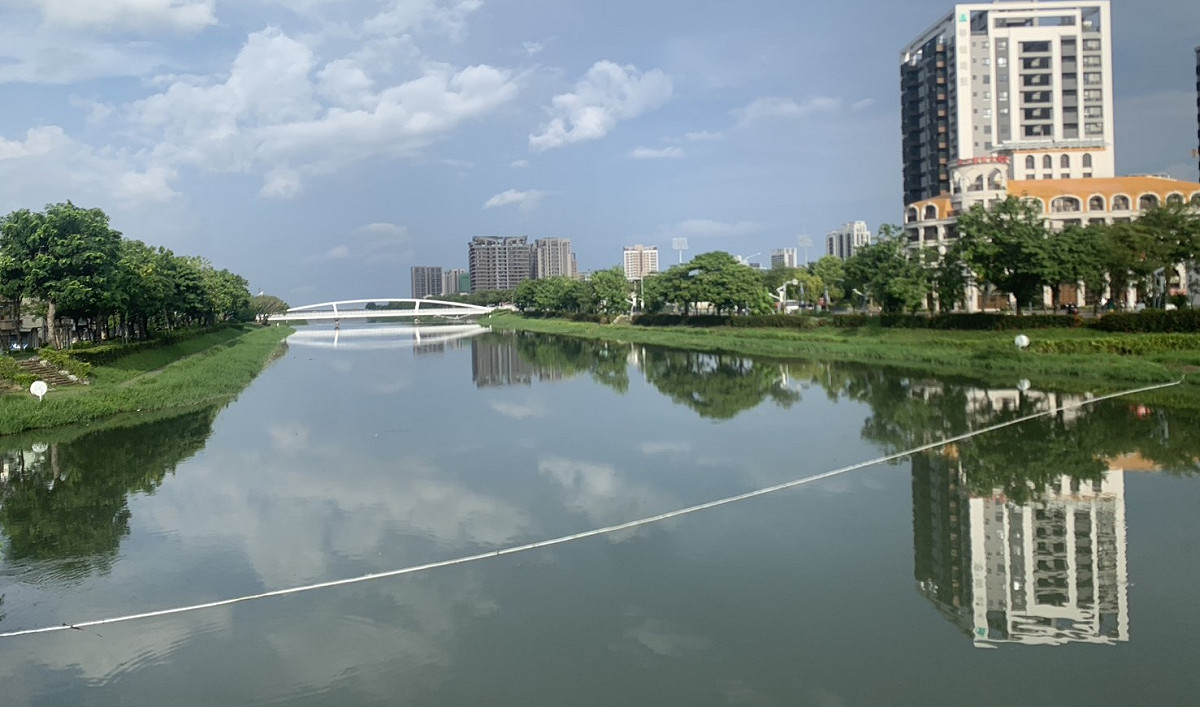 水利局第一時間於水後勁溪面設置攔截索清理魚屍。 圖：高雄市水利局/提供