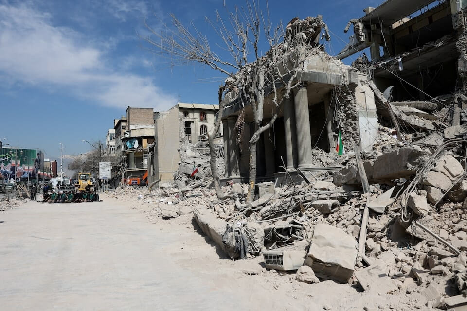 圖為伊朗德黑蘭一處警察局被美國和以色列空襲擊中。（West Asia News Agency via 路透社） 圖：中央社提供