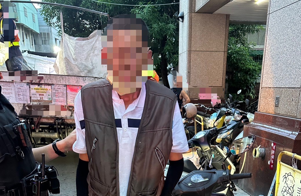 高市警盤查無照機車騎士槓上開花，查獲置物箱藏有毒品，並確認有毒駕事實。 圖：孫家銘翻攝