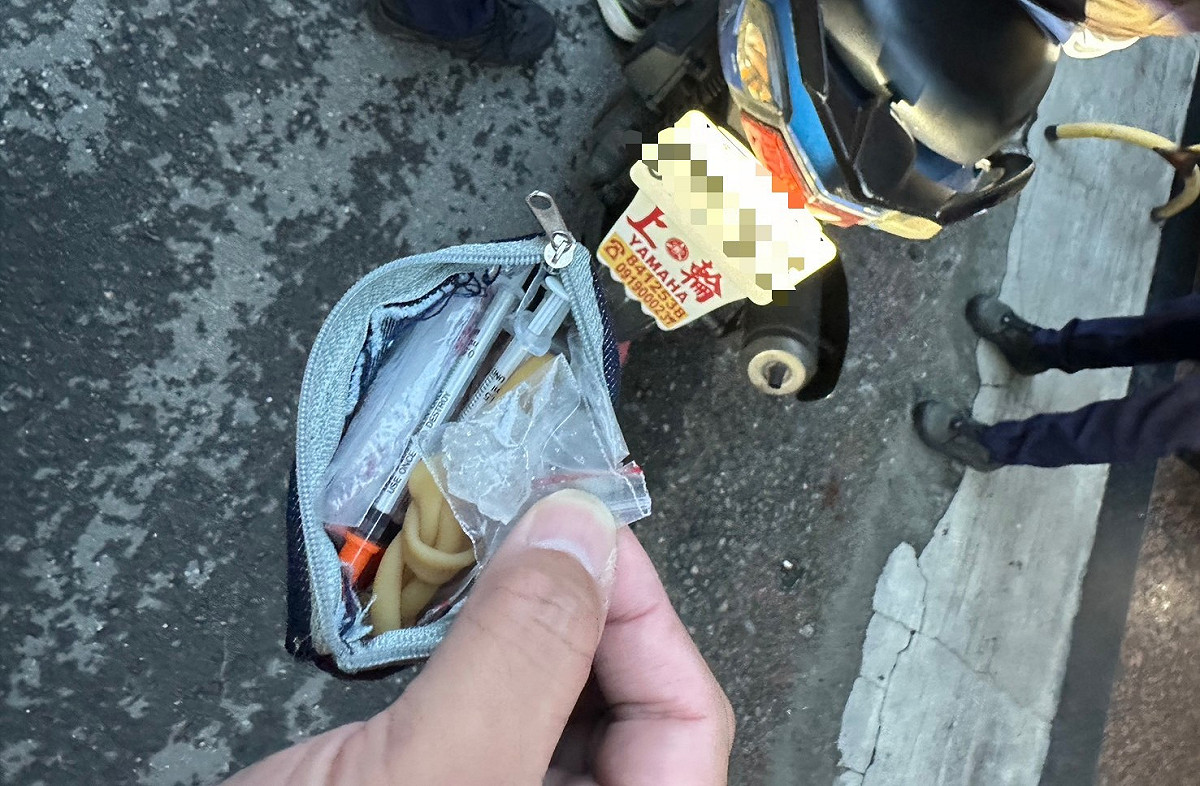 警方自向男手套內查獲海洛因、安非他命及注射工具，全數依法查扣。 圖：孫家銘翻攝