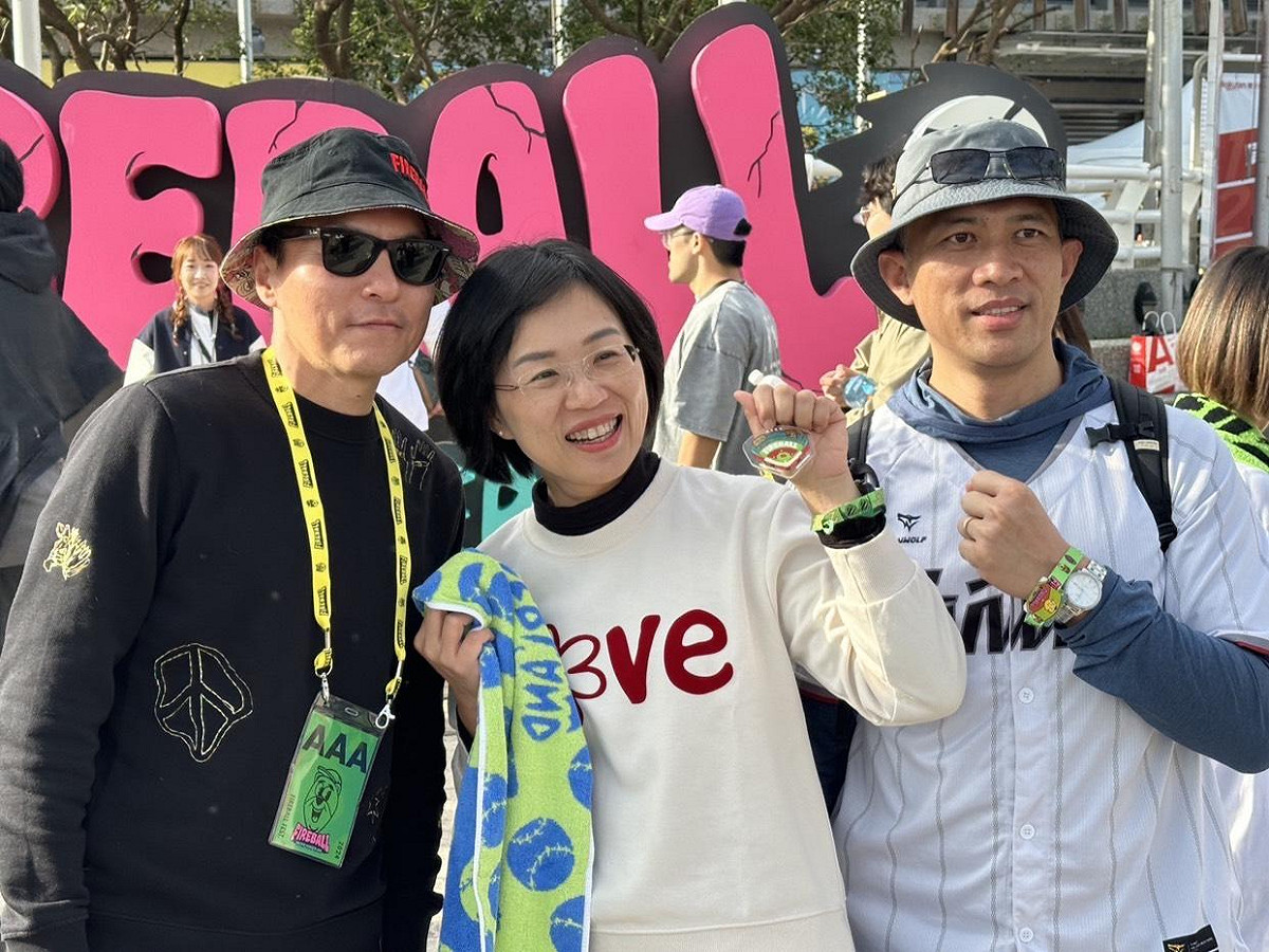 由於新北大巨蛋規劃的工作將落在下一任市長肩上，蘇巧慧展現接棒的魄力，表示新北大巨蛋需要「熱愛棒球、喜歡演唱會」，同時「有執行力、新觀念、創造力和與國際賽事、流行趨勢能夠接軌的新首長」來規劃，而自己就是最適合的新市長人選。 圖：蘇巧慧競辦提供