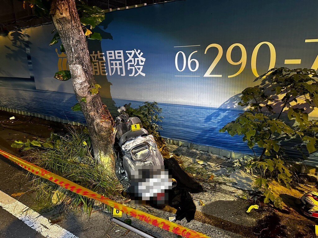 台南市一對未成年高中生情侶21日凌晨騎車雙載，疑自撞路樹後機車起火燃燒，2人送醫不治。警方初步調查，騎士無照酒駕。（台南市警局提供）中央社記者張榮祥台南傳真　115年7月22日