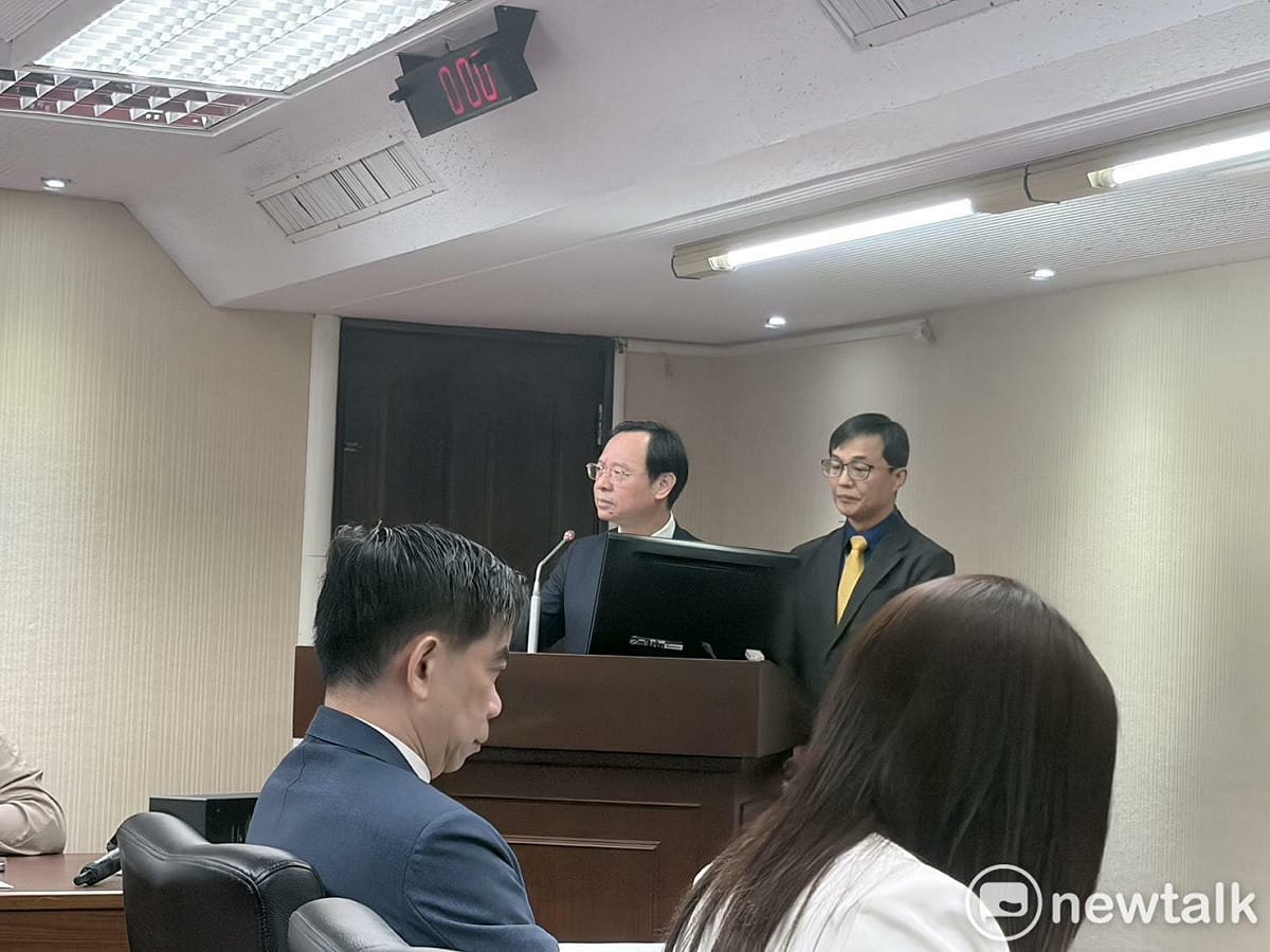 衛福部長石崇良（左）、食藥署長姜至剛（右）。 圖：李宣萱/攝