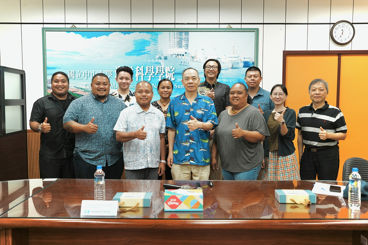 洪慶章(前排中)研究團隊規劃於帛琉雅德馬烏州推動藍碳示範監測區。 圖：中山大學/提供