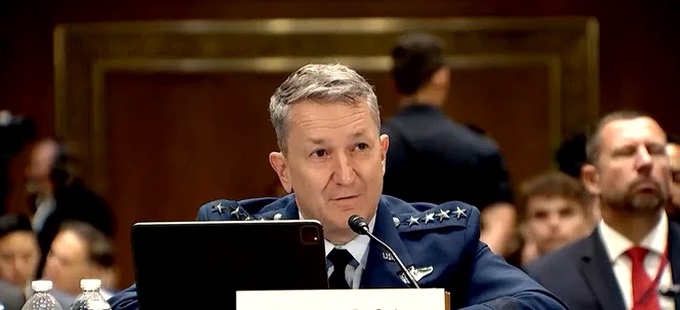 美軍參謀長聯席會議主席凱恩上將 21 日出席參議院撥款委員會，證實烏軍 F-16 戰機成功以空對空作戰的方式擊落一架俄軍戰機，網友們推測被擊落的戰機很可能是 Su-35 。 圖：翻攝自 @__Inty__ X 帳號