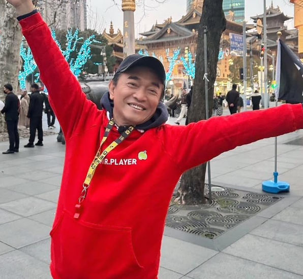 吳宗憲近期現身桃園機場捷運站，然而卻被發現在站內吃冰淇淋，違反《大眾捷運法》中禁止飲食的規定，最重可處1500元至7500元新台幣的罰鍰。 圖：翻攝自吳宗憲IG
