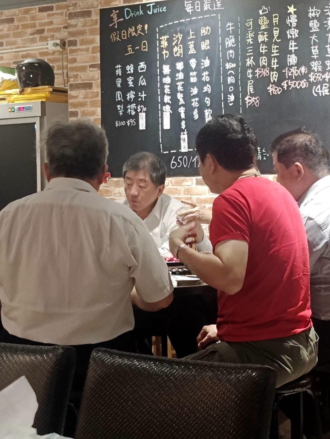 國民黨台北市議員李明賢爆料，行政院政委陳時中7月11日在通化街應酬。 圖：翻攝李明賢臉書