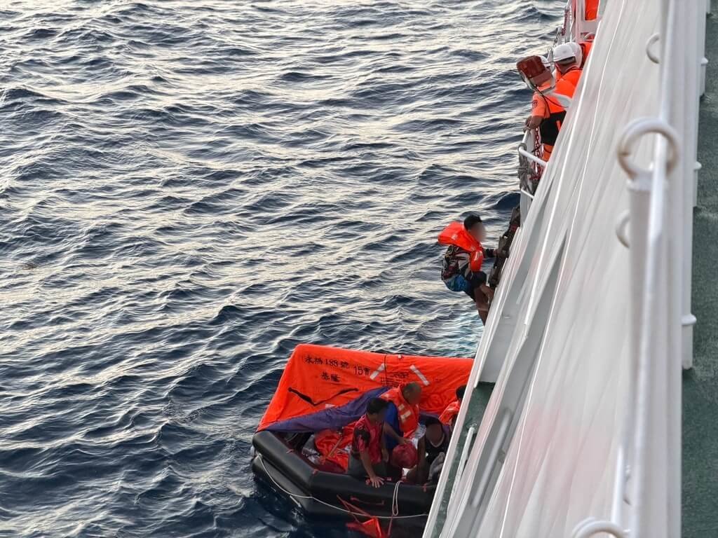 基隆籍漁船「永福188」21日晚間在彭佳嶼東北方海域起火燃燒，6名人員棄船搭乘救生筏漂流近10小時，由海巡署八里艦救起，所幸全員平安。（海巡署艦隊分署提供）中央社記者王朝鈺傳真　115年7月22日