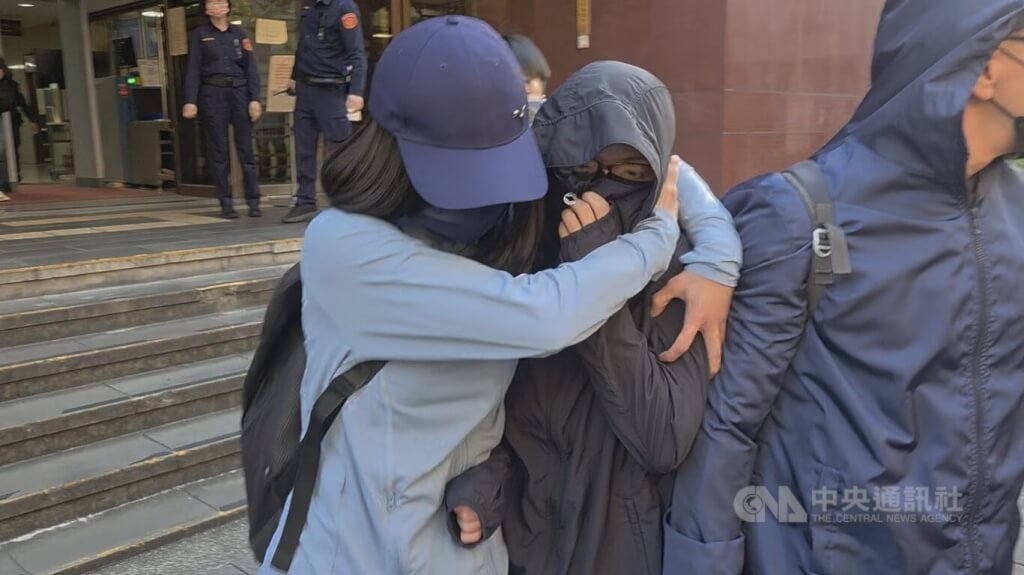 楊姓女子（中）涉多次將老鼠藥摻入澳洲留學生蕭里（Alex Shorey）的飲食中，遭台北地檢署依殺人未遂罪起訴。台北地方法院11日開庭審理，楊女出庭應訊。（中央社檔案照片）
