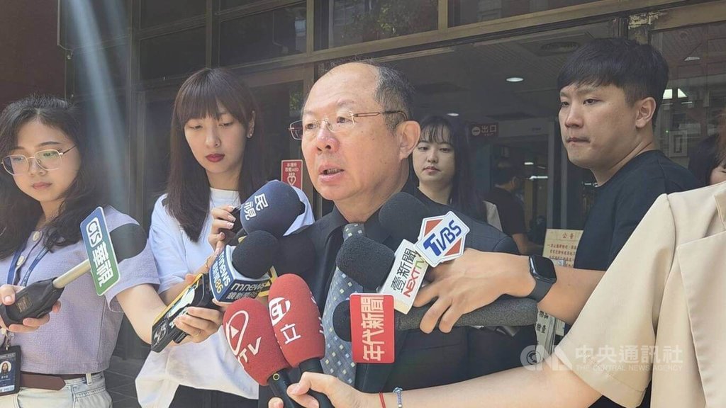 楊姓女子涉多次將老鼠藥摻入飲食，導致澳洲留學生蕭里中毒，台北地方法院22日依殺人未遂罪判刑11年2月。蕭里委任律師陳亮廷（中）表示，宣判結果大概在律師團隊預期範圍內，是否上訴會再討論。中央社記者謝君臨攝　115年7月22日