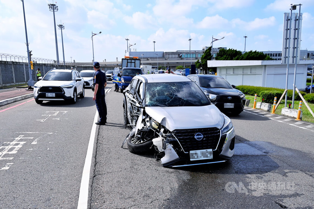 桃園國際機場第一航廈一號停車場外環道22日上午發生自小客車自撞事故，航空警察局表示，駕駛沒有明顯外傷無酒駕，由於駕駛表示身體不適，經救護人員協助送往醫院治療。中央社記者吳睿騏桃園機場攝　115年7月22日