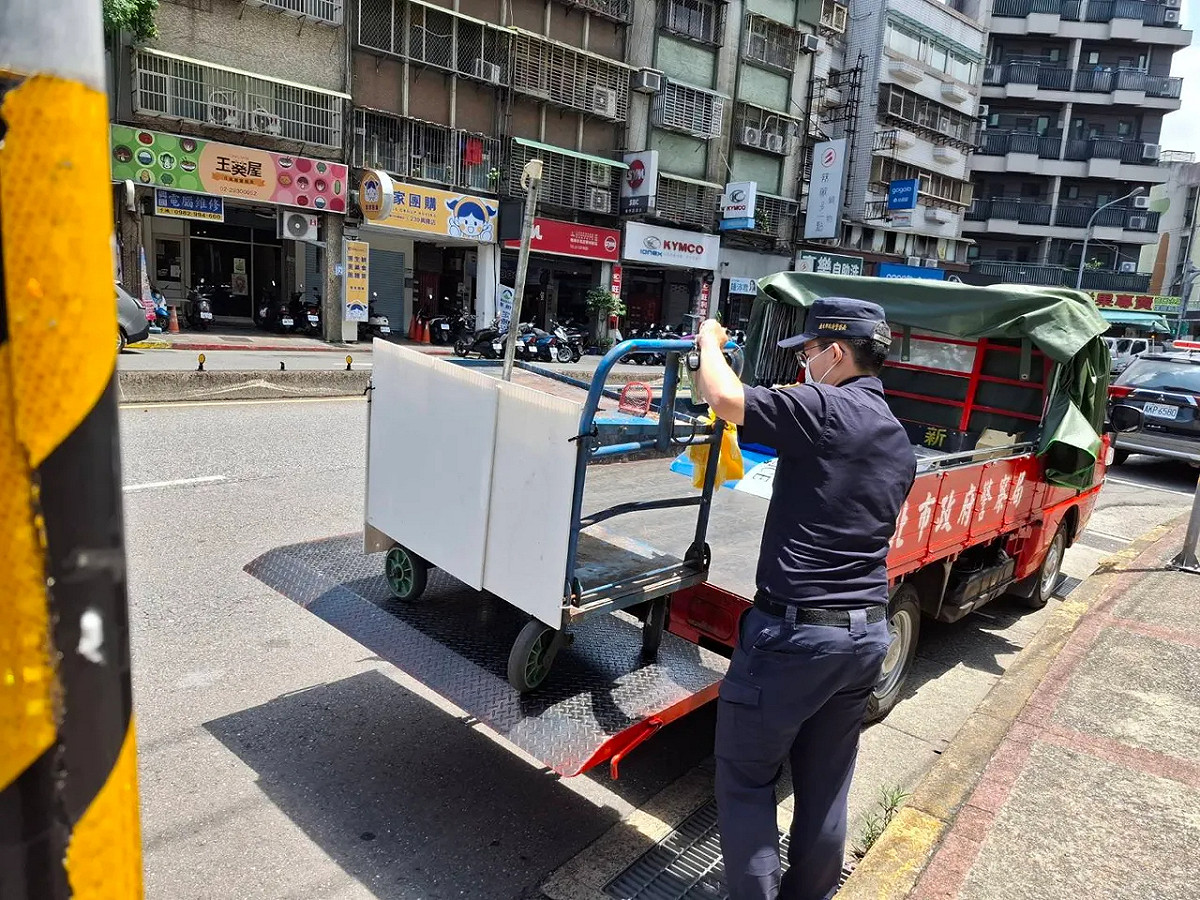 捷運站前攤販遭警強制查扣，王姓婦人違規累計達17件。 圖：翻攝畫面