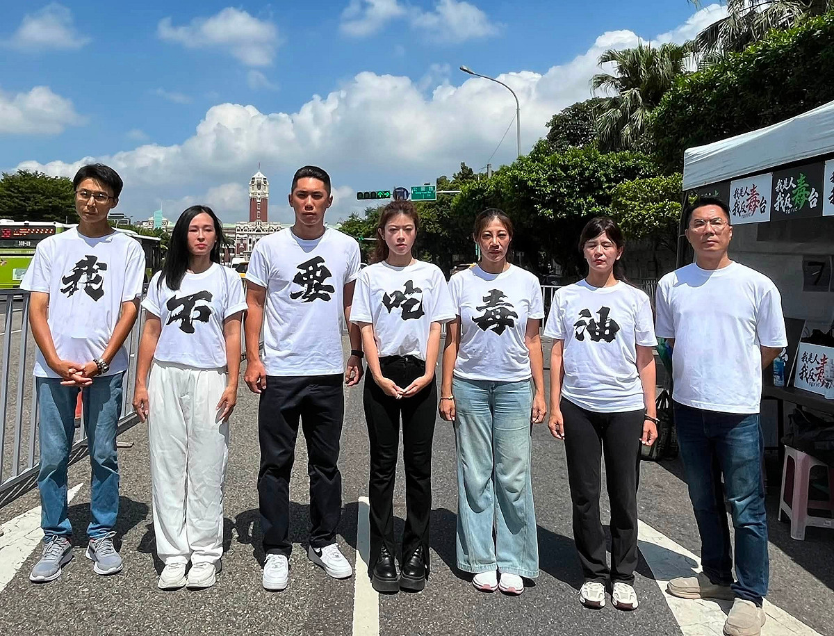 民眾黨徵召國民黨立委賴士葆國會辦公室總顧問邸聖德（右1）參選新北市新店深坑石碇坪林烏來區議員 圖：翻攝陳怡君臉書