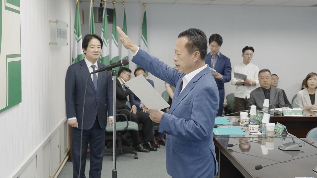 中常委就任，賴清德親自監交。 圖：民進黨提供