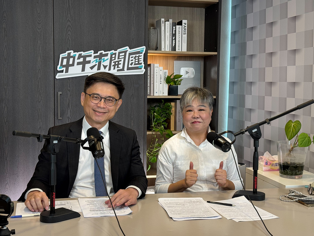 賴瑞隆(左)接受《中午來開匯》直播專訪談食安問題、產業轉型與城市治理。 圖：賴瑞隆辦公室/提供
