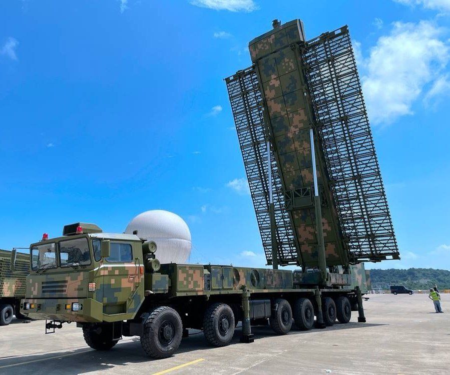 有消息指出，中國向伊朗提供中電科技（CETC）研製的 YLC-8B 雷達，該雷達具備遠距離探測能力，據稱可追蹤包括美國 F-35、F-22 等隱身戰機在內的高價值空中目標。 圖：翻攝自X@OSINTWarfare