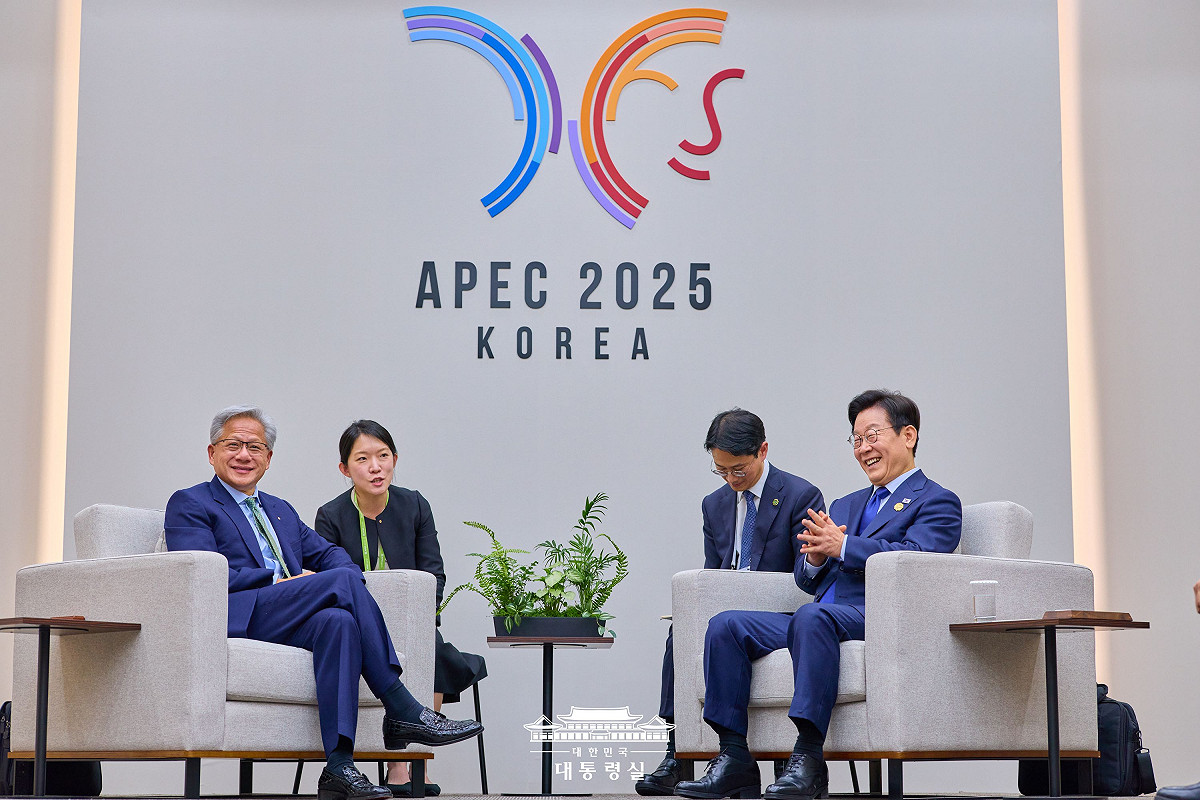 去年在韓國慶州舉行的APEC峰會期間，韓國總統李在明曾與輝達執行長黃仁勳會晤。 圖：翻攝自青瓦台官網（資料照）