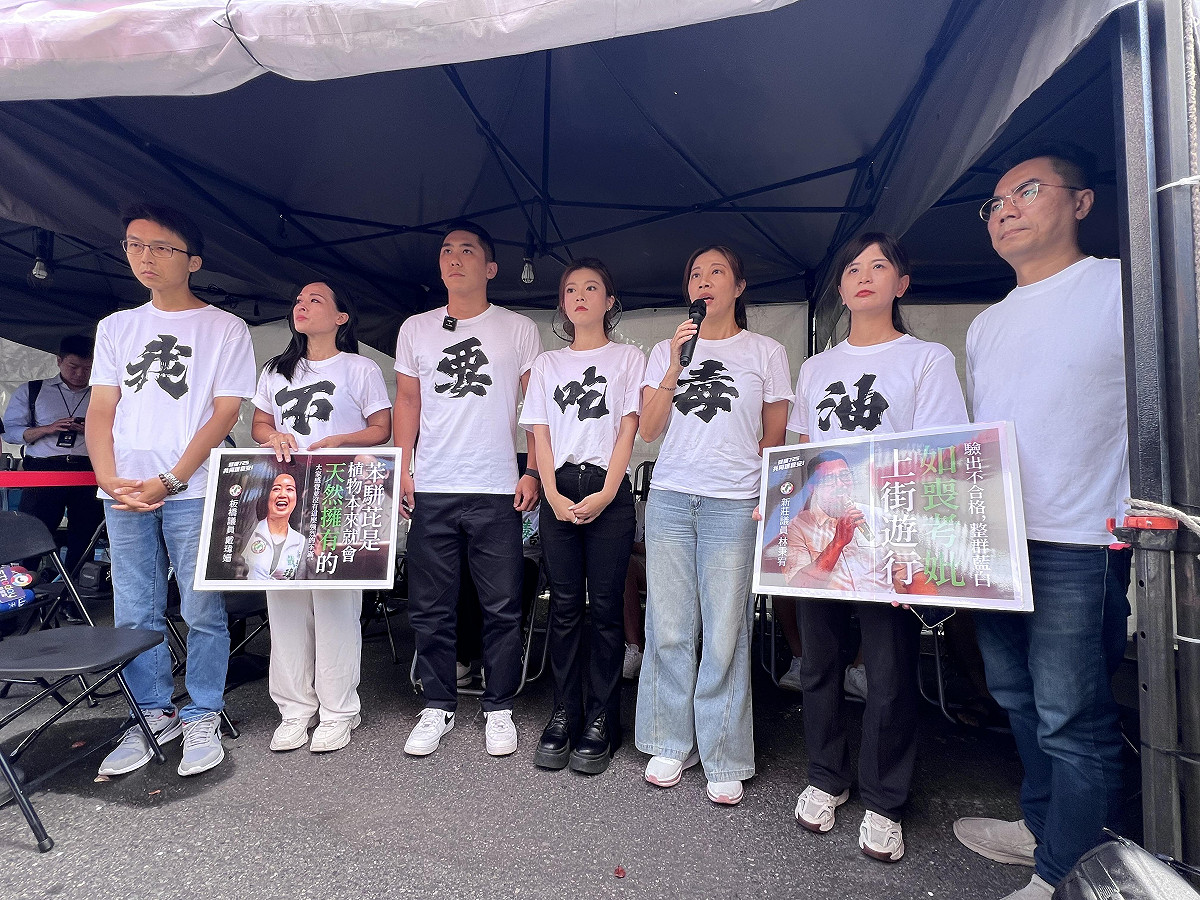 民眾黨新北市議員6位參選人陳彥廷（左起）、陳語倢、陳世軒、林子宇、陳怡君、吳亞倫及今天甫獲徵召的邸聖德一起赴凱道聲援國民黨青年軍絕食。 圖：周煊惠 ／ 攝