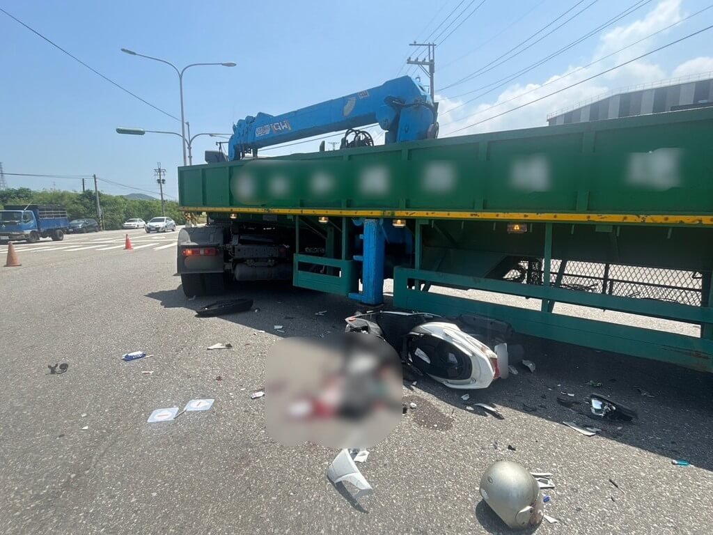 苗栗縣通霄鎮22日發生死亡車禍，一輛從工廠駛出的大貨車準備右轉時與直行機車發生碰撞，44歲吳姓男騎士當場倒地OHCA，送醫不治。詳細肇事原因尚待釐清。（警方提供）中央社記者管瑞平傳真　115年7月22日