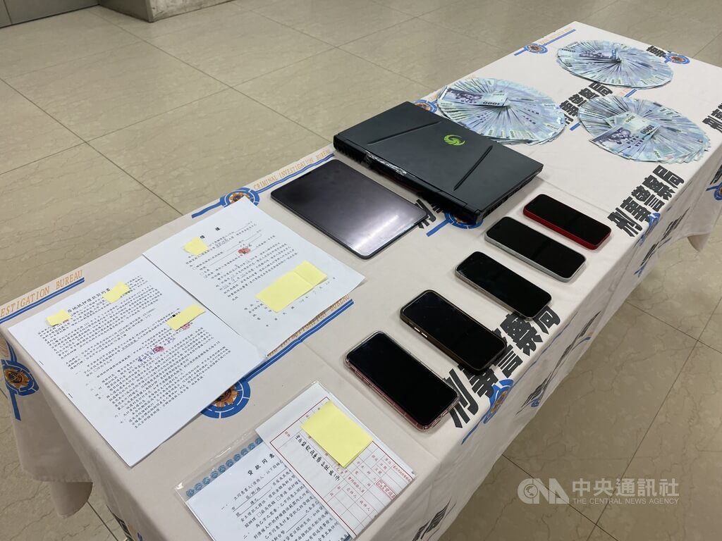 刑事局22日宣布破獲以項姓男子為首的假投資詐騙集團，詐團冒用前聯電董事長曹興誠名義行騙，警方歷經4波查緝行動共逮獲20人送辦，並查扣現金、手機等各式贓證物。中央社記者黃麗芸攝　115年7月22日