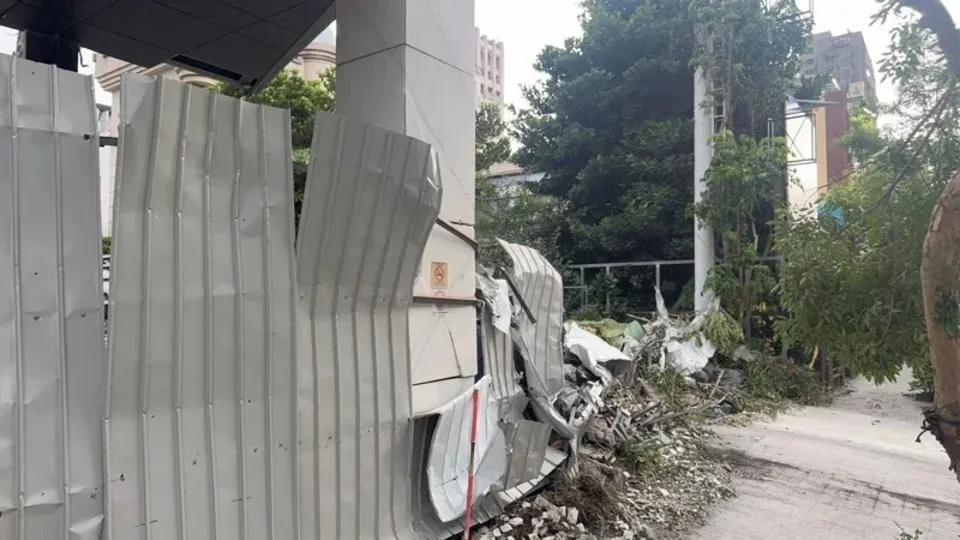 南屯拆除工地未領照就施工，建築鐵皮倒塌。 圖：台中都發局提供