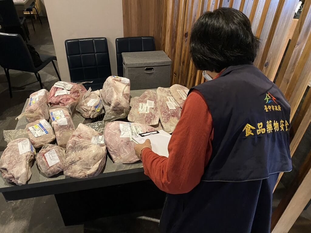 圖為2024年食安處人員稽查情形。（台中市政府提供）