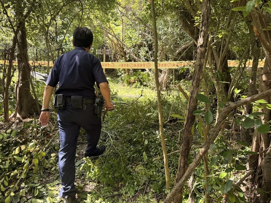高雄市警察局岡山分局22日獲報指高雄都會公園旁樹叢疑有人類骨骸，警方立即派員到場拉起封鎖線，也同步通知鑑識中心到場採證調查。（高雄市警察局岡山分局提供）中央社記者張已亷傳真　115年7月22日