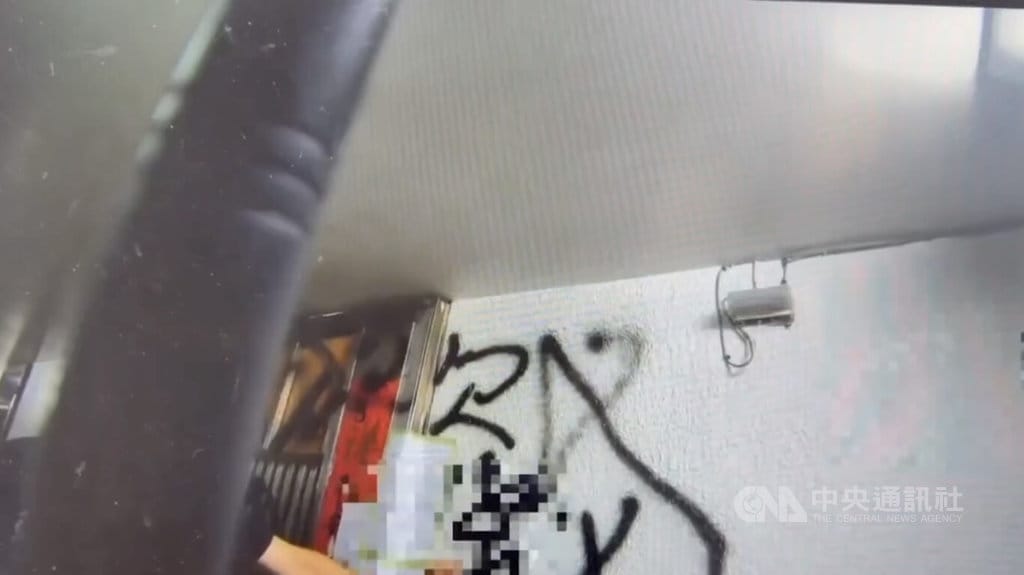 台北市中山區某大樓住戶外牆近日遭人惡意噴漆，警方22日表示，已受理報案，目前正積極調閱監視器追查犯嫌身分。（翻攝照片）中央社記者黃麗芸傳真 115年7月22日