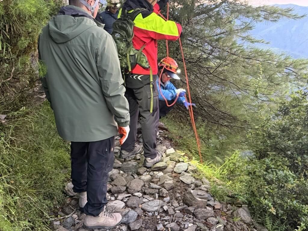 一名日籍男性遊客22日凌晨攀登玉山時在玉山登山口附近失足跌落山崖，警消獲報立即組隊馳援，在確認失足位置後架繩下切20餘公尺，成功將人救出送醫。（警方提供）中央社記者蔡智明傳真　115年7月22日
