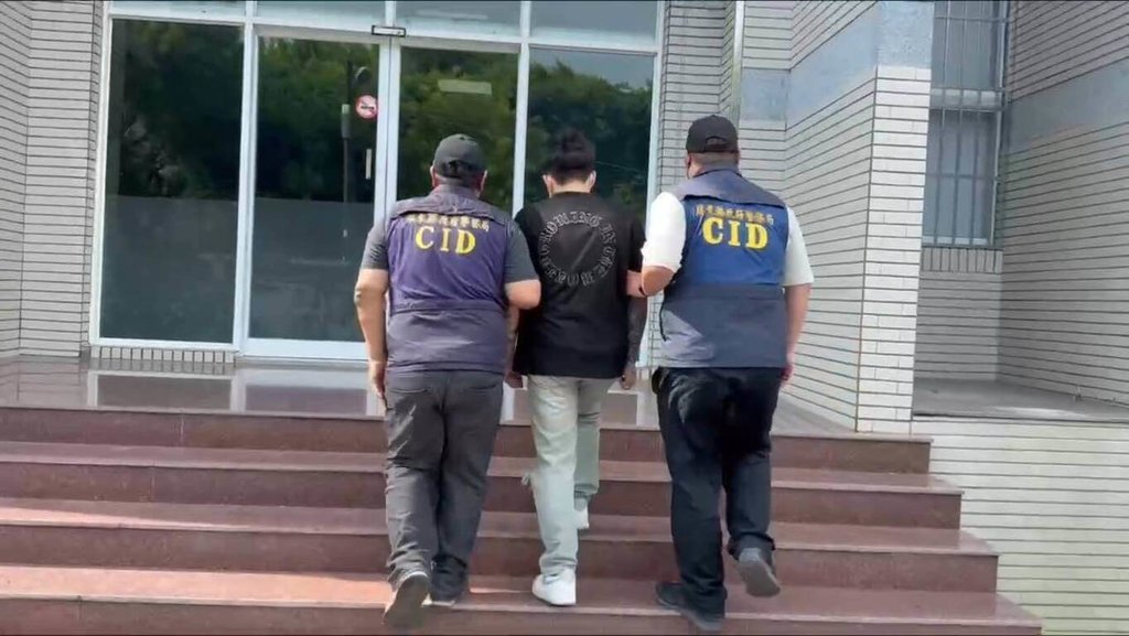 屏東縣一男子向當鋪借款後，被業者一夥人至住家追債並逼迫簽立本票、當票及讓渡書等，男子心生畏懼報警，警方22日循線查緝謝姓主嫌等4人到案。（屏東縣警察局潮州分局提供）中央社記者黃郁菁傳真　115年7月22日