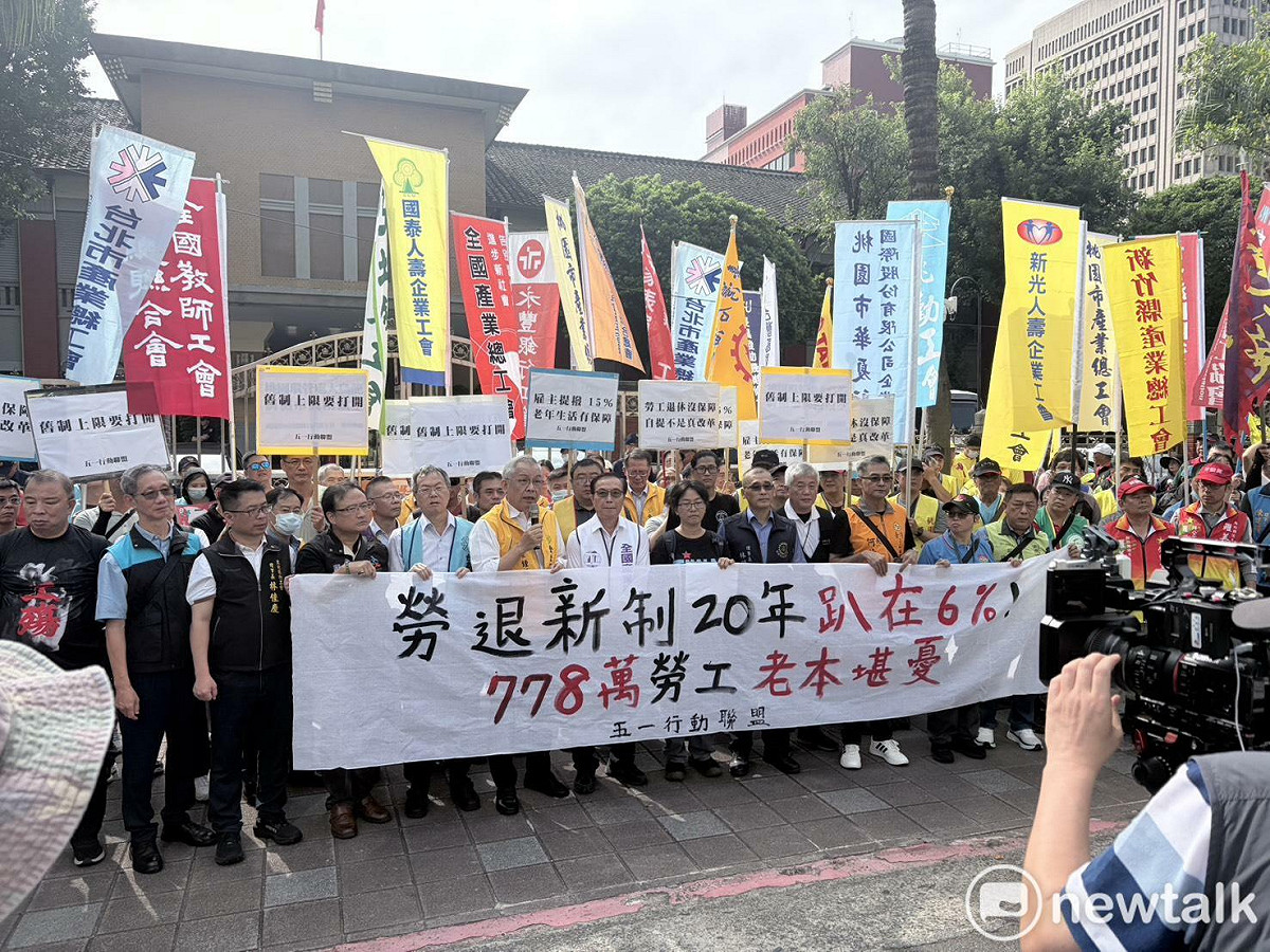 勞工團體「五一行動聯盟」繼勞動節當天走上凱道後，23日也再集結於立法院門口，要求提高20年來始終停留在6%的雇主提撥率。 圖：李宣萱/攝