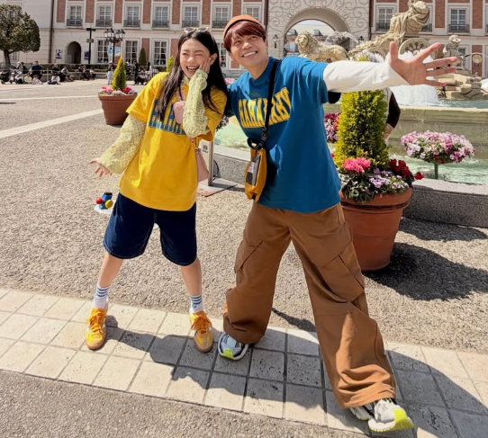 蔡阿嘎近期因為「AI畫家」風波慘遭炎上，他的妻子「二伯」旗下服飾品牌「HAHABABY」則捲入抄襲爭議。 圖：翻攝自蔡阿嘎IG
