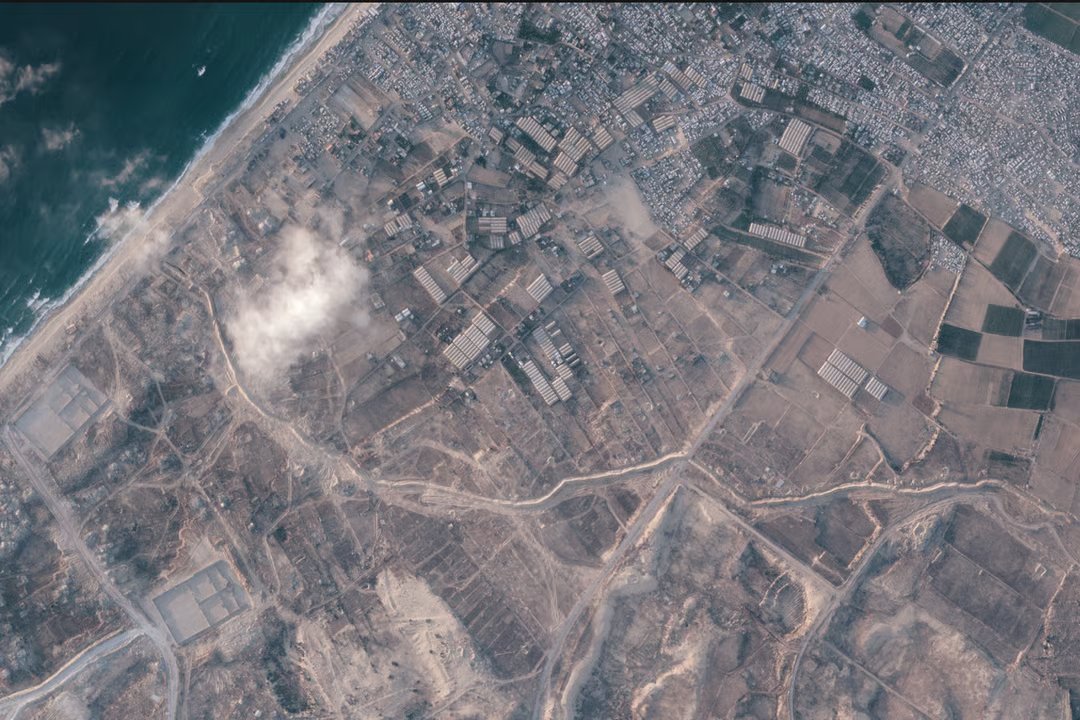 衛星影像顯示，以軍沿加薩「黃線」快速興建逾23公里土牆，恐進一步鞏固控制區分界。 圖：翻攝自 X @MarioNawfal