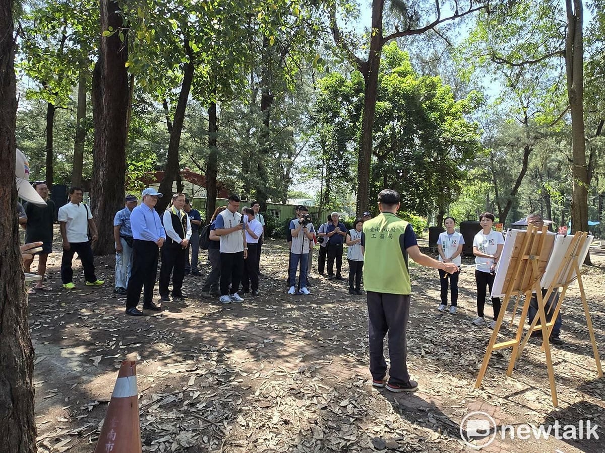 陳亭妃邀集農業部林業及自然保育署、台灣港務股份有限公司高雄港務分公司、台南市政府工務局、台南市政府農業局等相關單位進行現場會勘，共同商討「漁光島沙灘南北側計畫道路工程」北側道路之保安林解編與開闢對策。 圖：陳亭妃服務處提供