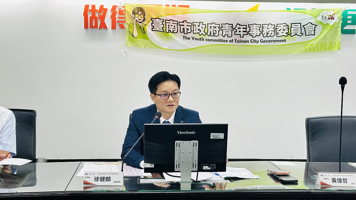 徐健麟副秘書長代表市長黃偉哲主持，督導局處施政納入青年觀點 圖：台南市政府提供