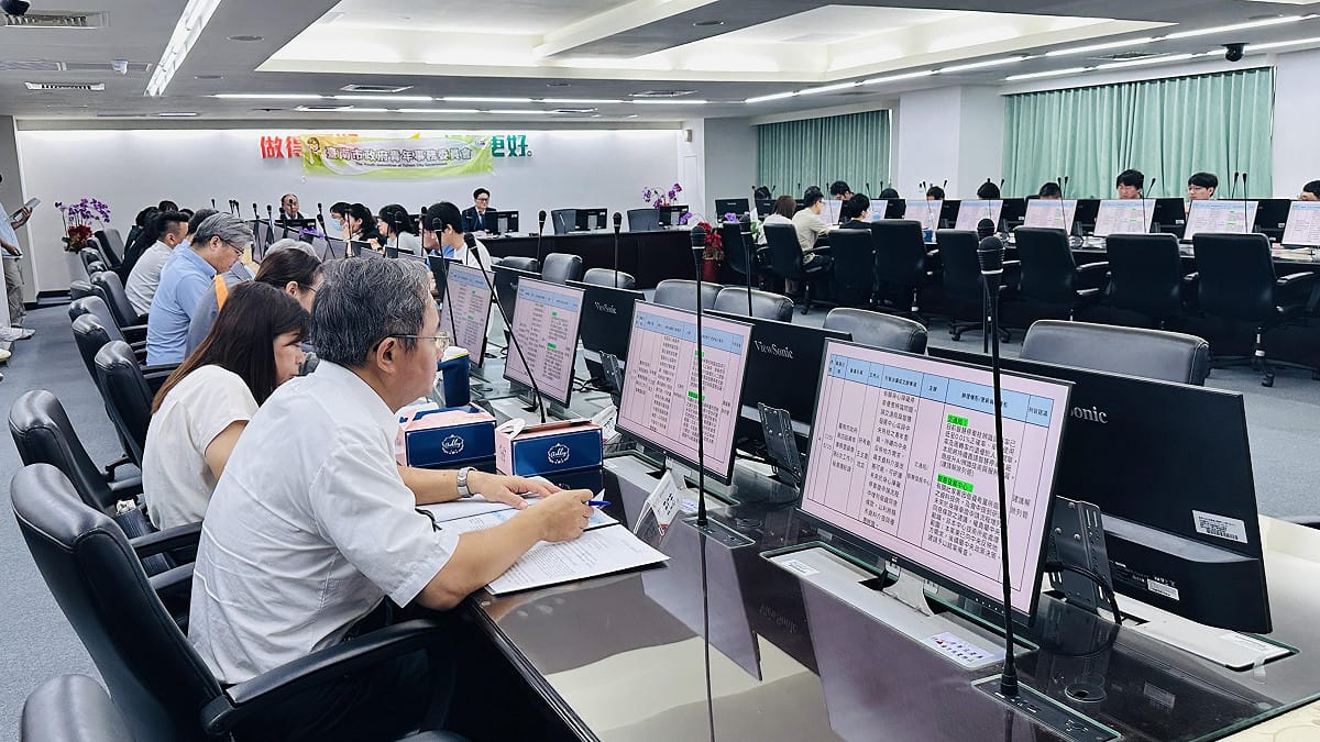 南市府第4屆青年事務委員會今日舉行第3次會議，邀請青年與局處交流市政議題。 圖：台南市政府提供