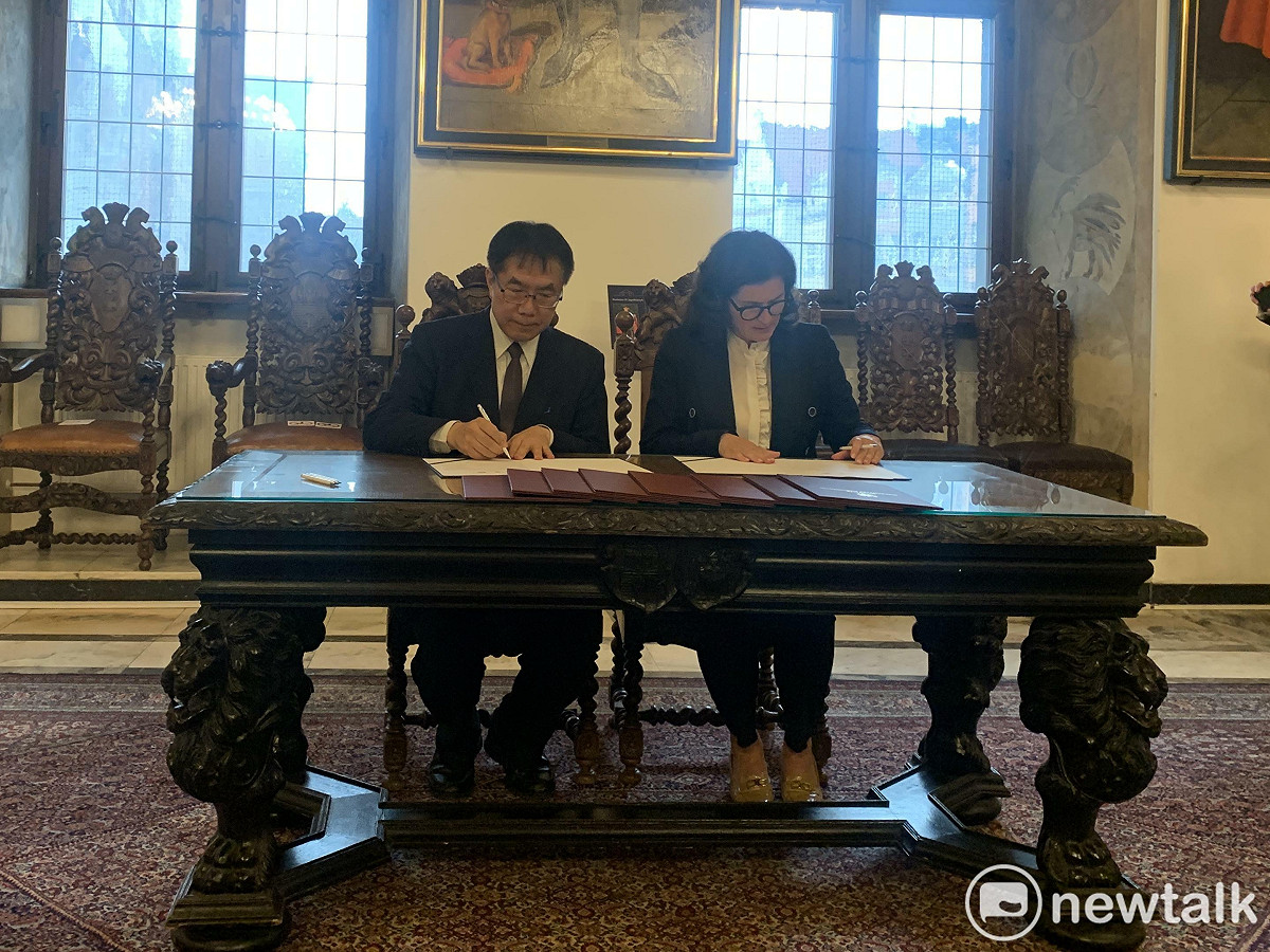 台南市長黃偉哲出訪波蘭，在城市外交上大有斬獲，與波美拉尼亞（Pomerania)省省會格但斯克(Gdansk)市簽署雙邊友好交流合作備忘錄，繼去年與波蘭羅茲（Lodz)市締結姊妹市後，台波城市交流再添重要成果。 圖：台南市政府提供