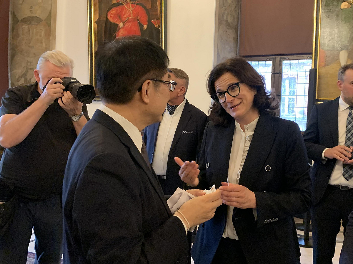 台南市長黃偉哲出訪波蘭，在城市外交上大有斬獲，與波美拉尼亞（Pomerania)省省會格但斯克(Gdansk)市簽署雙邊友好交流合作備忘錄，繼去年與波蘭羅茲（Lodz)市締結姊妹市後，台波城市交流再添重要成果。 圖：台南市政府提供
