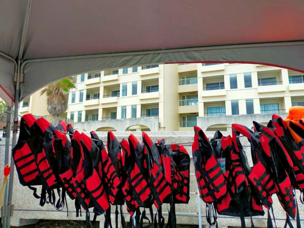 杉原灣現場提供免費救生衣租借服務，提升民眾戲水安全。 圖：台東縣政府／提供