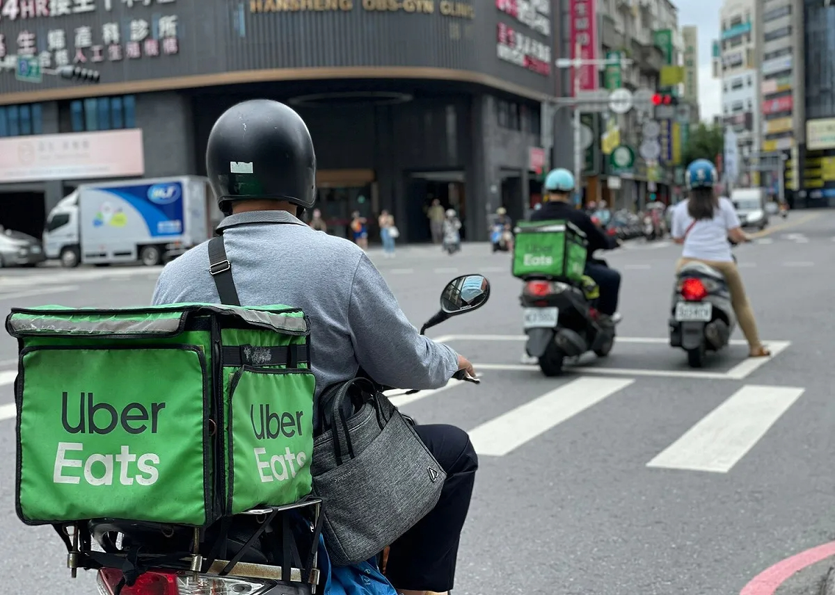 叫車平台Uber，7月在台北北投區推出機車載客「文化體驗」，被政府單位認定屬違法營運，遭罰70萬元。(示意圖) 圖：新北市勞工局／提供（資料照）