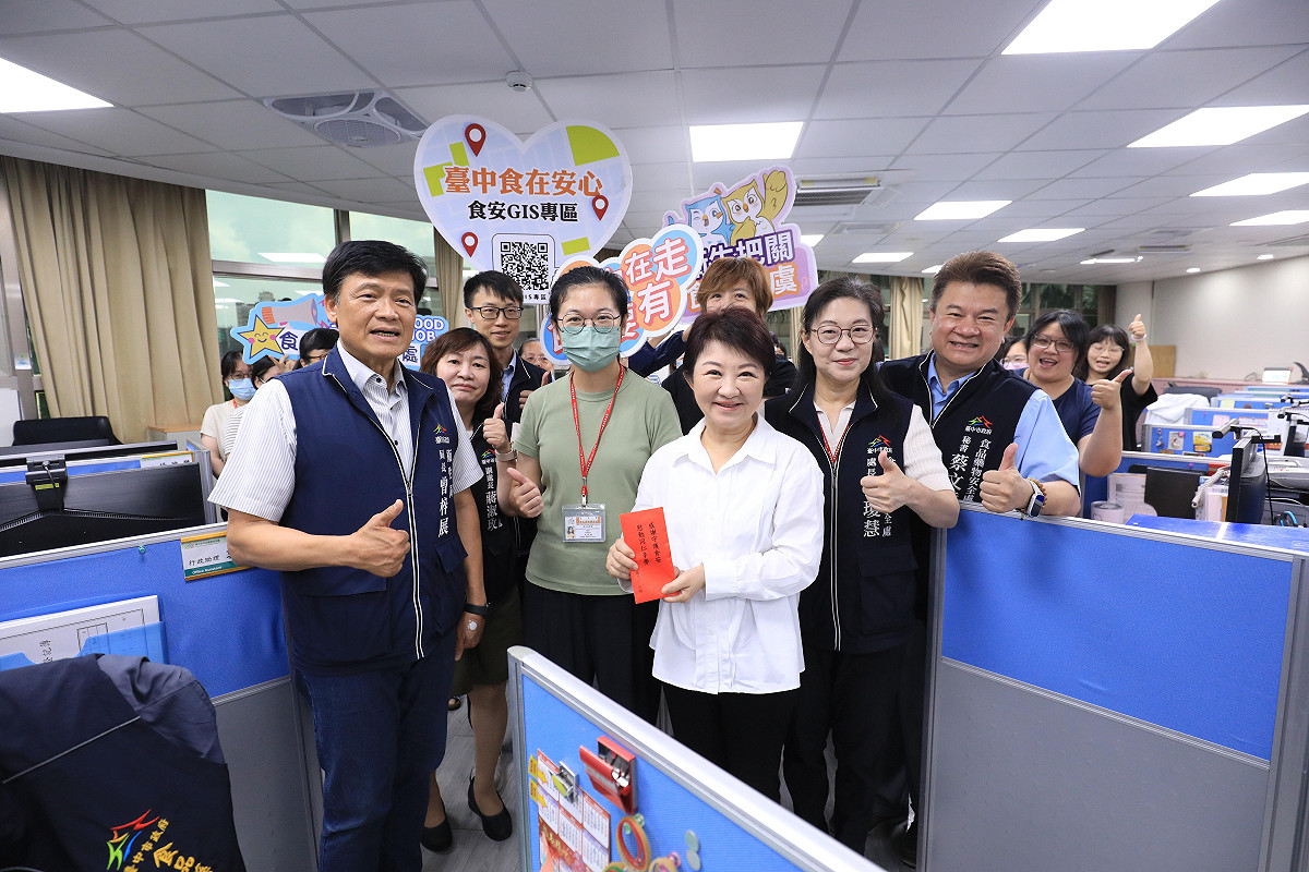 台中市長盧秀燕到食安處慰問同仁，並且頒發加菜金。 圖：台中市政府/提供