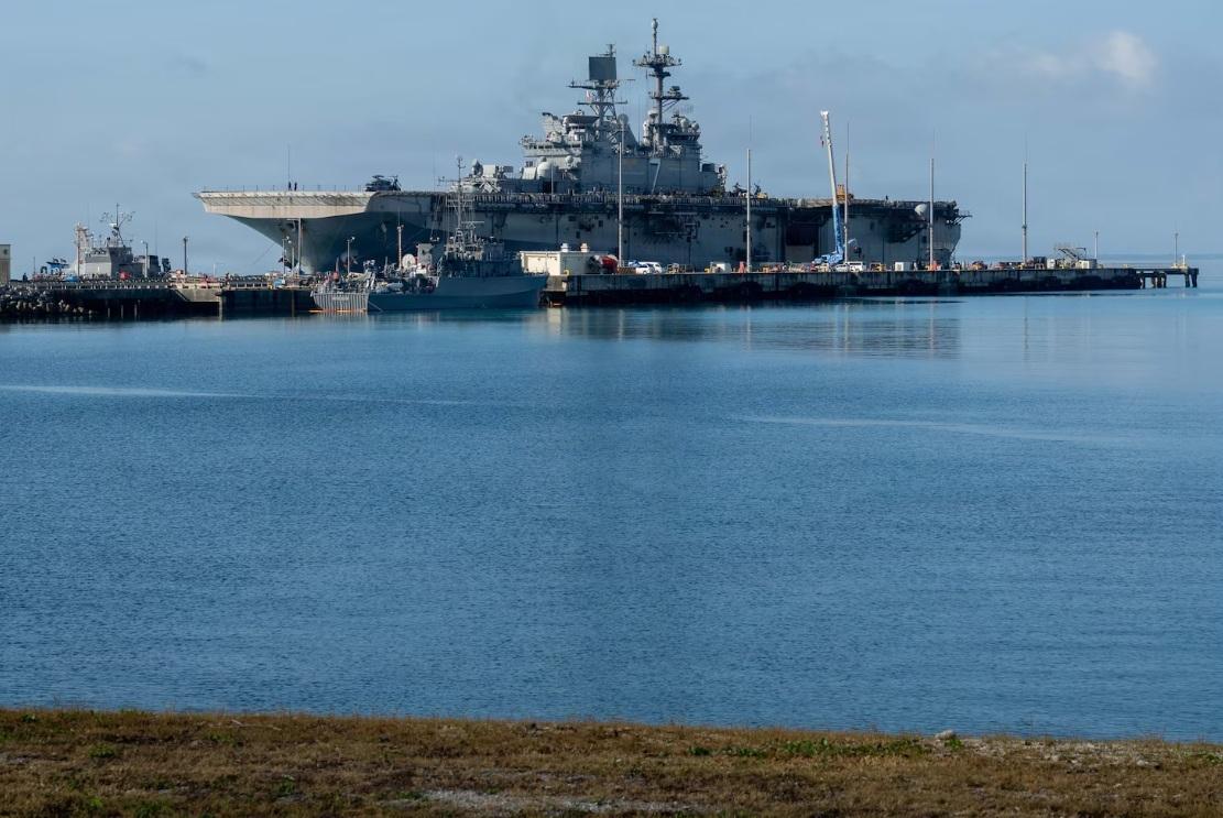 美國海軍兩棲突擊艦「的黎波里號（LHA-7）」結束6個月部署返回沖繩。 圖：翻攝c7f.navy.mil