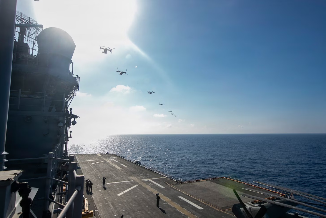 美國海軍兩棲突擊艦「的黎波里號（LHA-7）」結束6個月部署返回沖繩。艦載魚鷹機在接近港口前先行起飛返回基地。 圖：翻攝c7f.navy.mil