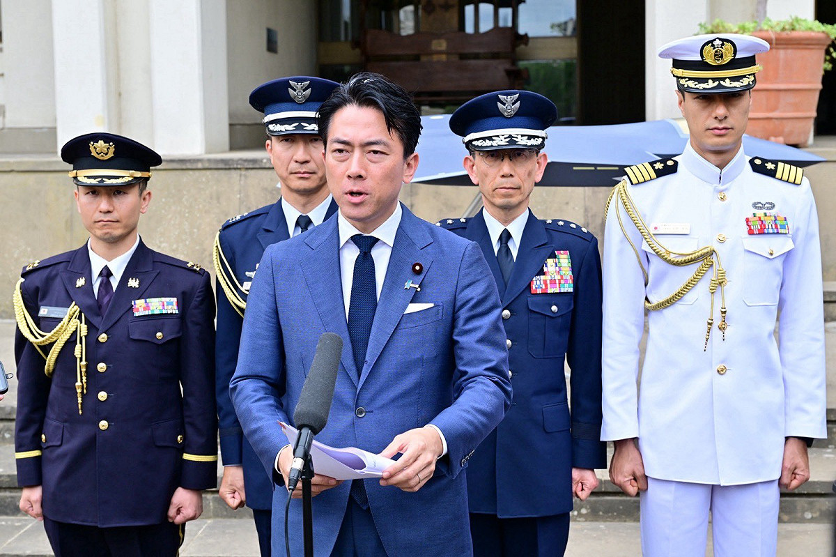 日本防衛大臣小泉進次郎先前就表示，日本必須「毫無禁忌」討論核武議題，而他於當地時間22日在比利時受訪仍強調，有關核武在內之安保討論是「理所當然」。 圖：翻攝自@shinjirokoiz