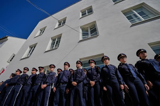 歷經多年爭論後，奧地利政府正式將納粹德國領袖希特勒出生地改建為警察局，希望藉此終結該地長年被新納粹分子視為「朝聖地」的現象，並賦予建築全新的民主象徵意義。 圖:翻攝自X @GlobalOSINTHQ