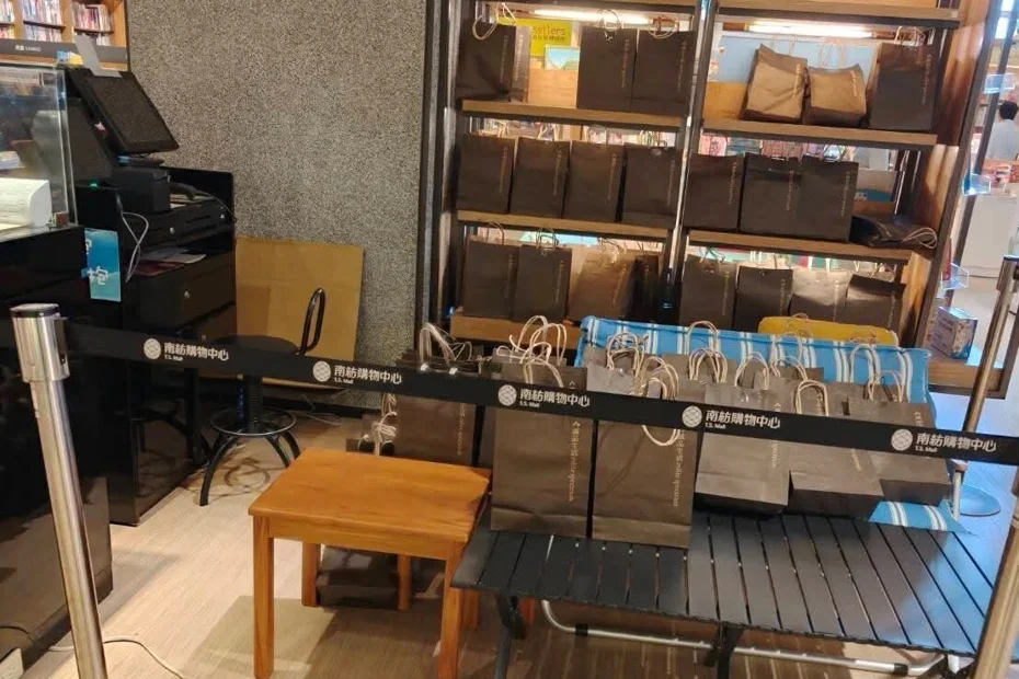 南紡購物中心的誠品書店內，臨時櫃舉辦愛心公益盲盒活動，未料竟是詐欺。 圖：翻攝自Threads