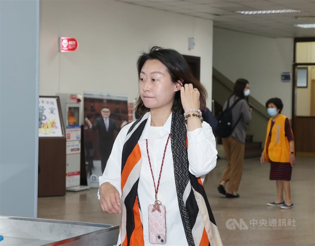 台灣高等法院去年3月開庭審理前桃園市立委候選人馬治薇涉收受中國資助參選，馬治薇（前）出庭應訊。（中央社檔案照片）