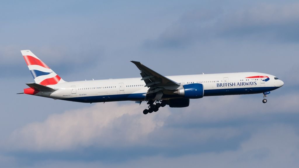 英國航空（British Airways）一架自印度海德拉巴（Hyderabad）飛往英國倫敦希斯洛機場（Heathrow）的班機，驚傳 3 名執勤機師疑似集體食物中毒。 圖：翻攝自 Breaking Aviation News &amp; Videos