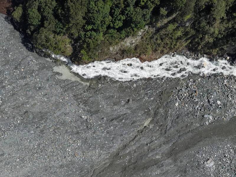 萬里溪堰塞湖今天早上9點半最新空拍畫面，堰塞湖持續穩定溢流，壩體暫無潰堤跡象。 圖：林保署花蓮分署／提供