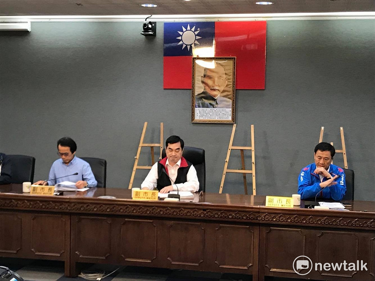 台北市三位副市長陳景峻（右）、鄧家基（中）、林欽榮（左）今日召開記者會公佈大巨蛋會議資料。 圖：周煊惠 / 攝
